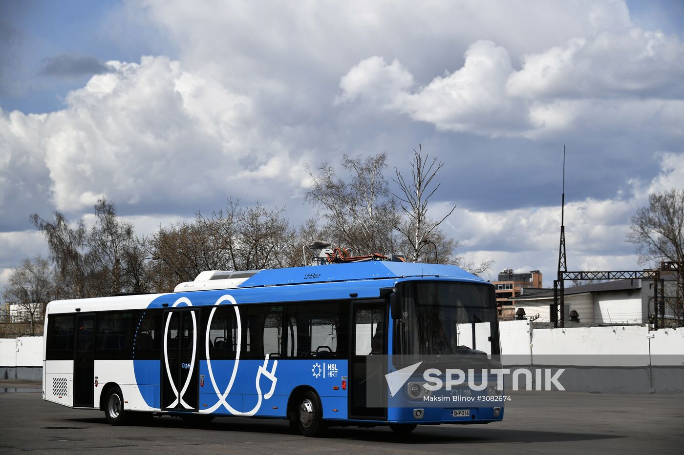 Unveiling a new electric bus that can be recharged en route