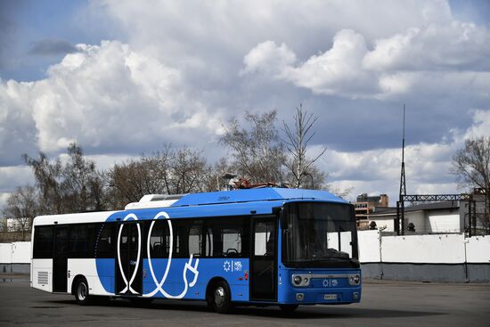 Unveiling a new electric bus that can be recharged en route
