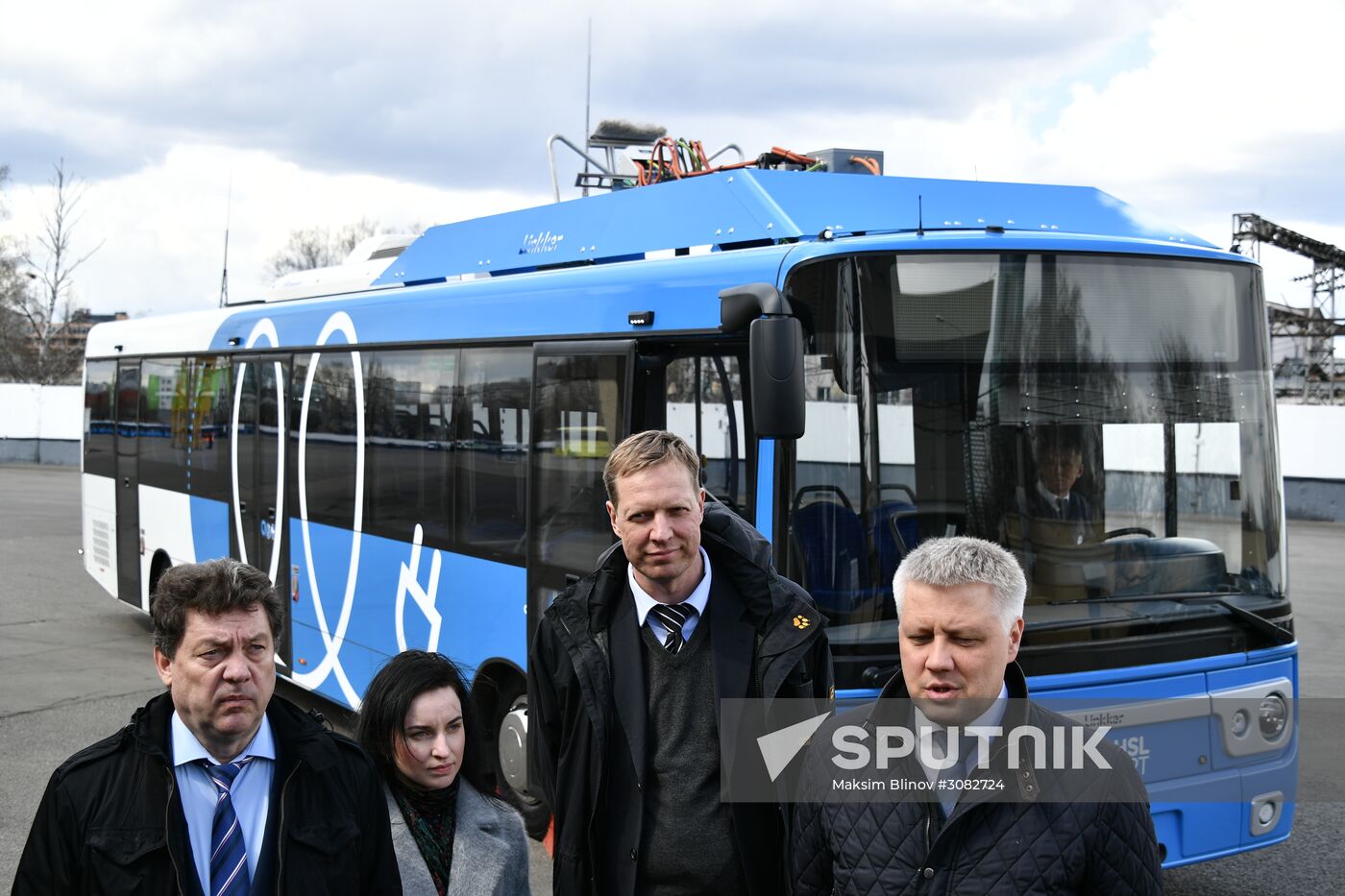 Unveiling a new electric bus that can be recharged en route
