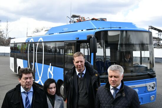 Unveiling a new electric bus that can be recharged en route