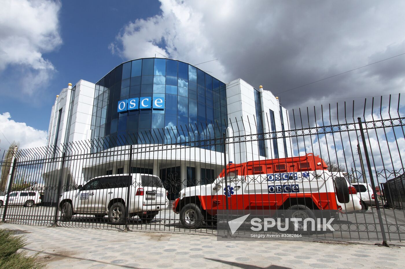 Representatives OSCE Mission to Ukraine visit the OSCE car blast site in Lugansk Region