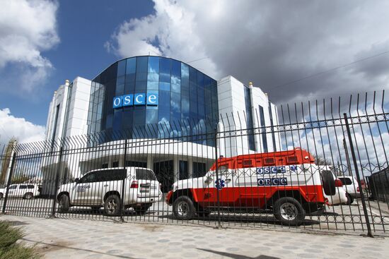 Representatives OSCE Mission to Ukraine visit the OSCE car blast site in Lugansk Region
