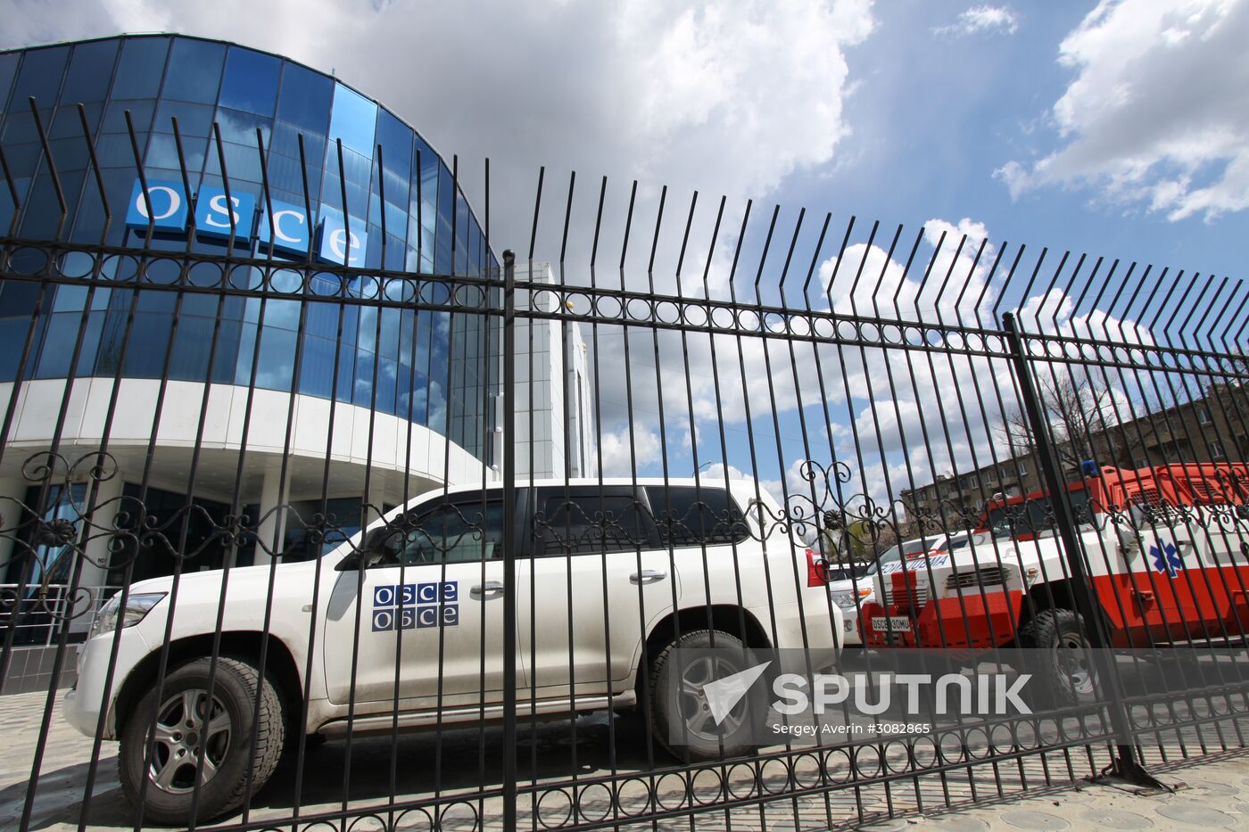 Representatives OSCE Mission to Ukraine visit the OSCE car blast site in Lugansk Region