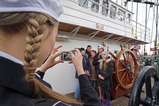 Kruzenshtern bark sails off for the first voyage in the new navigation season