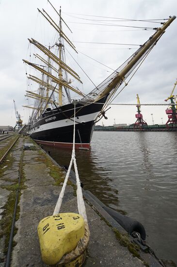 Kruzenshtern bark sails off for the first voyage in the new navigation season