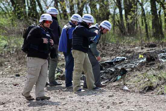 Representatives OSCE Mission to Ukraine visit the OSCE car blast site in Lugansk Region