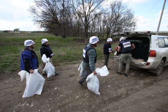 Representatives OSCE Mission to Ukraine visit the OSCE car blast site in Lugansk Region