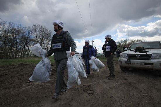 Representatives OSCE Mission to Ukraine visit the OSCE car blast site in Lugansk Region