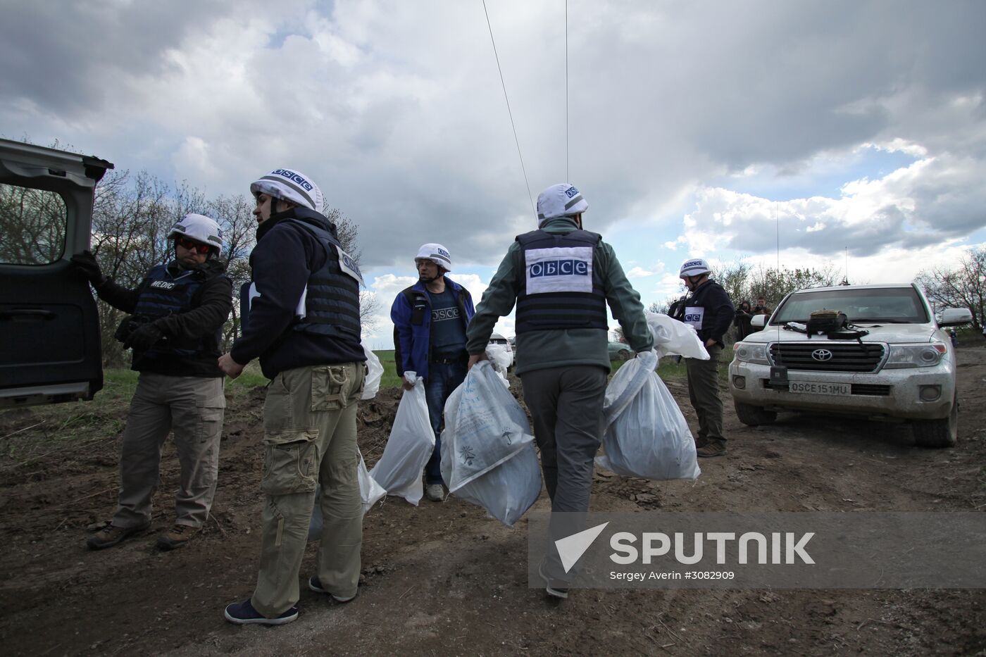 Representatives OSCE Mission to Ukraine visit the OSCE car blast site in Lugansk Region