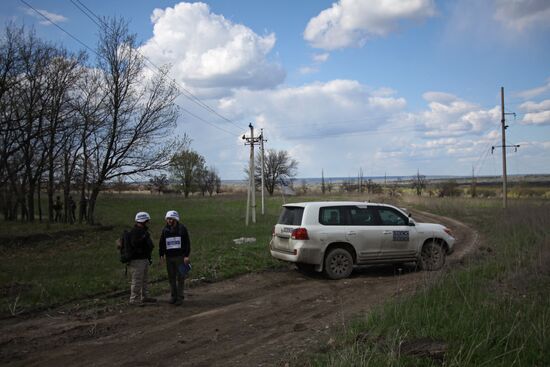 Representatives OSCE Mission to Ukraine visit the OSCE car blast site in Lugansk Region