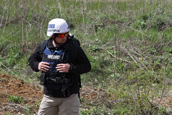 Representatives OSCE Mission to Ukraine visit the OSCE car blast site in Lugansk Region