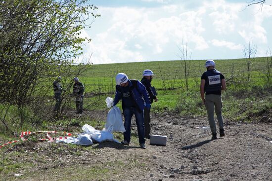Representatives OSCE Mission to Ukraine visit the OSCE car blast site in Lugansk Region
