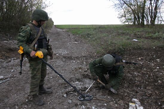 OSCE representatives in Ukraine on site of explosion of OSCE car in Lugansk Region
