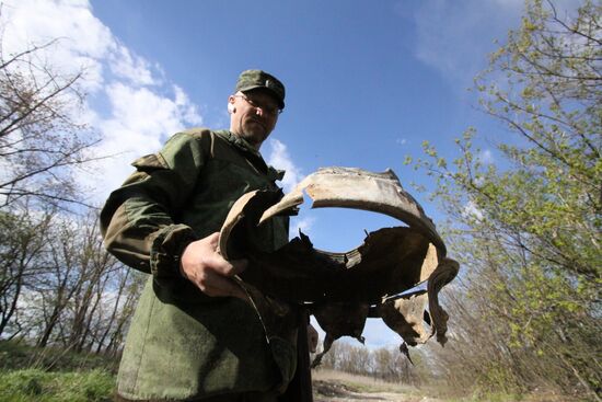 OSCE representatives in Ukraine on site of explosion of OSCE car in Lugansk Region