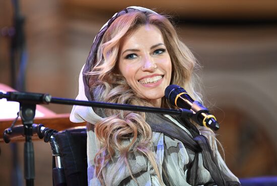 Yulia Samoilova performs in "Songs of the Great Victory" concert