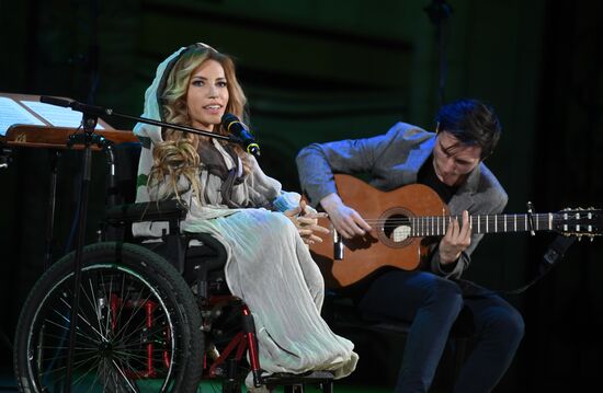 Yulia Samoilova performs in "Songs of the Great Victory" concert