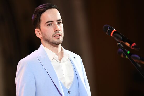 Yulia Samoilova performs in "Songs of the Great Victory" concert