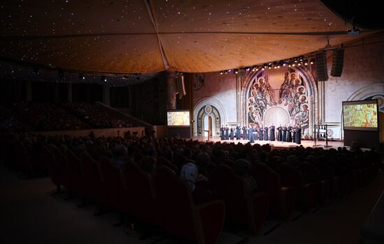 Yulia Samoilova performs in "Songs of the Great Victory" concert