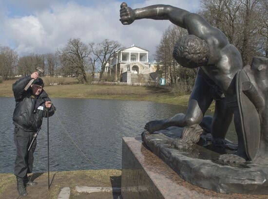Removing protective elements from statues at Tsarskoye Selo museum-preserve