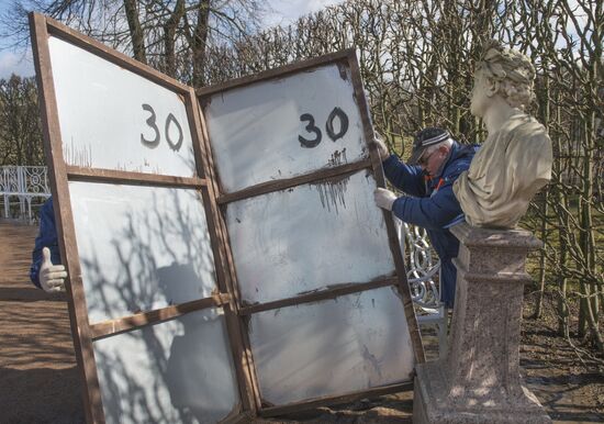Removing protective elements from statues at Tsarskoye Selo museum-preserve