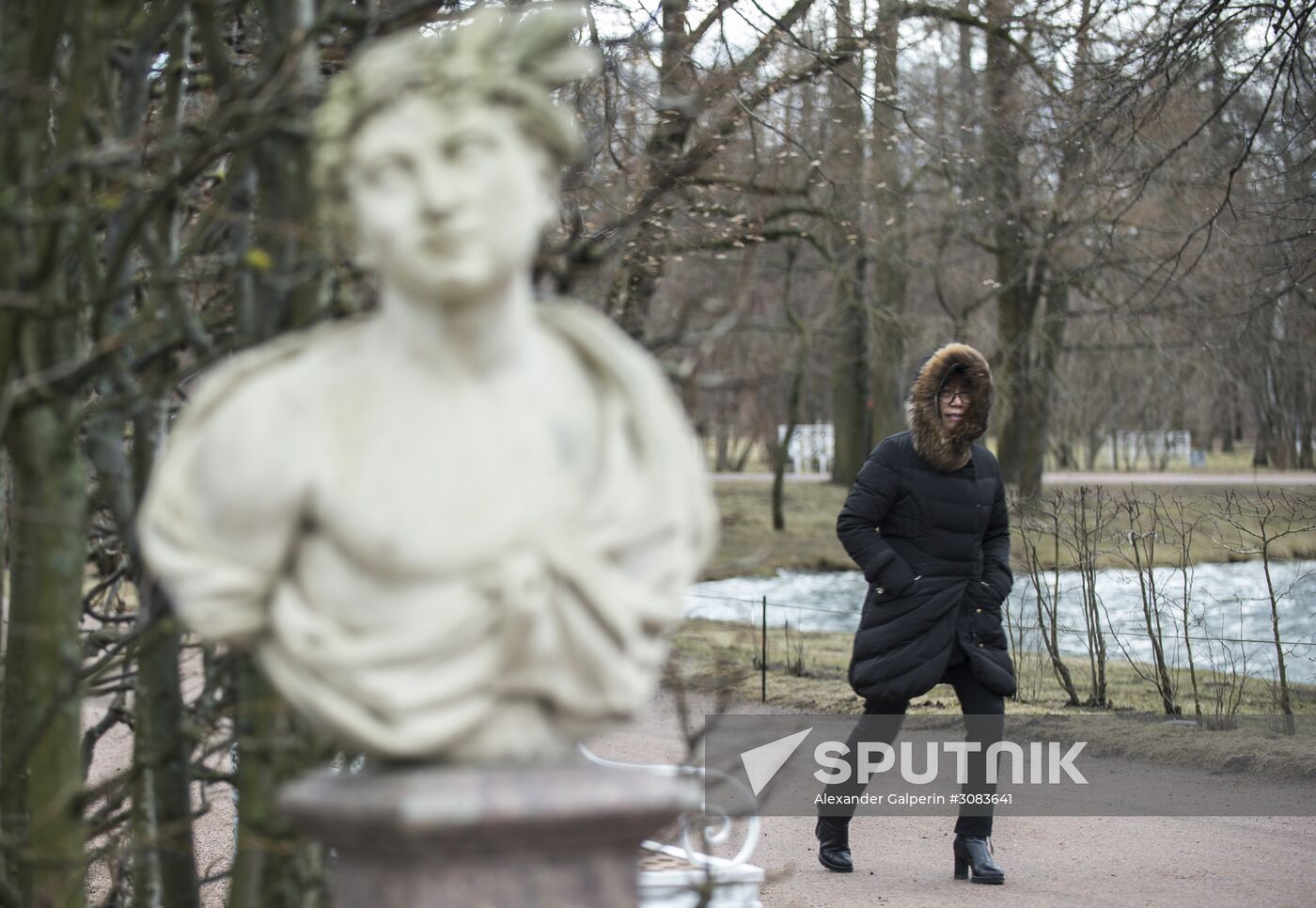 Removing protective elements from statues at Tsarskoye Selo museum-preserve