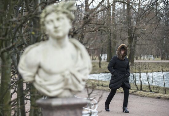 Removing protective elements from statues at Tsarskoye Selo museum-preserve