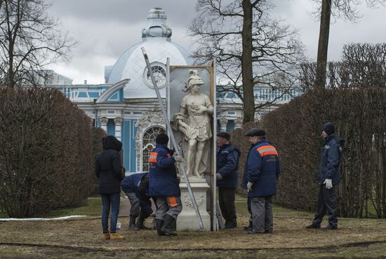 Removing protective elements from statues at Tsarskoye Selo museum-preserve