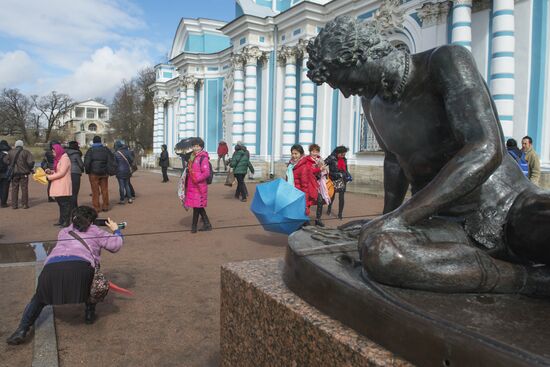Removing protective elements from statues at Tsarskoye Selo museum-preserve