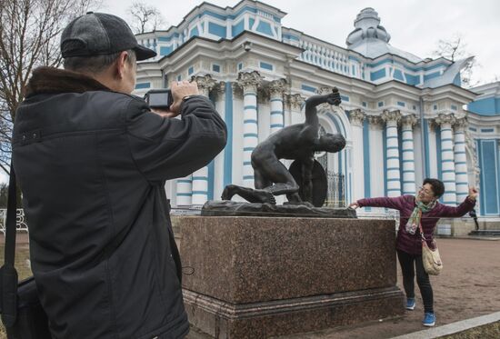 Removing protective covers from sculptures at Tsarskoye Selo Museum and Reserve