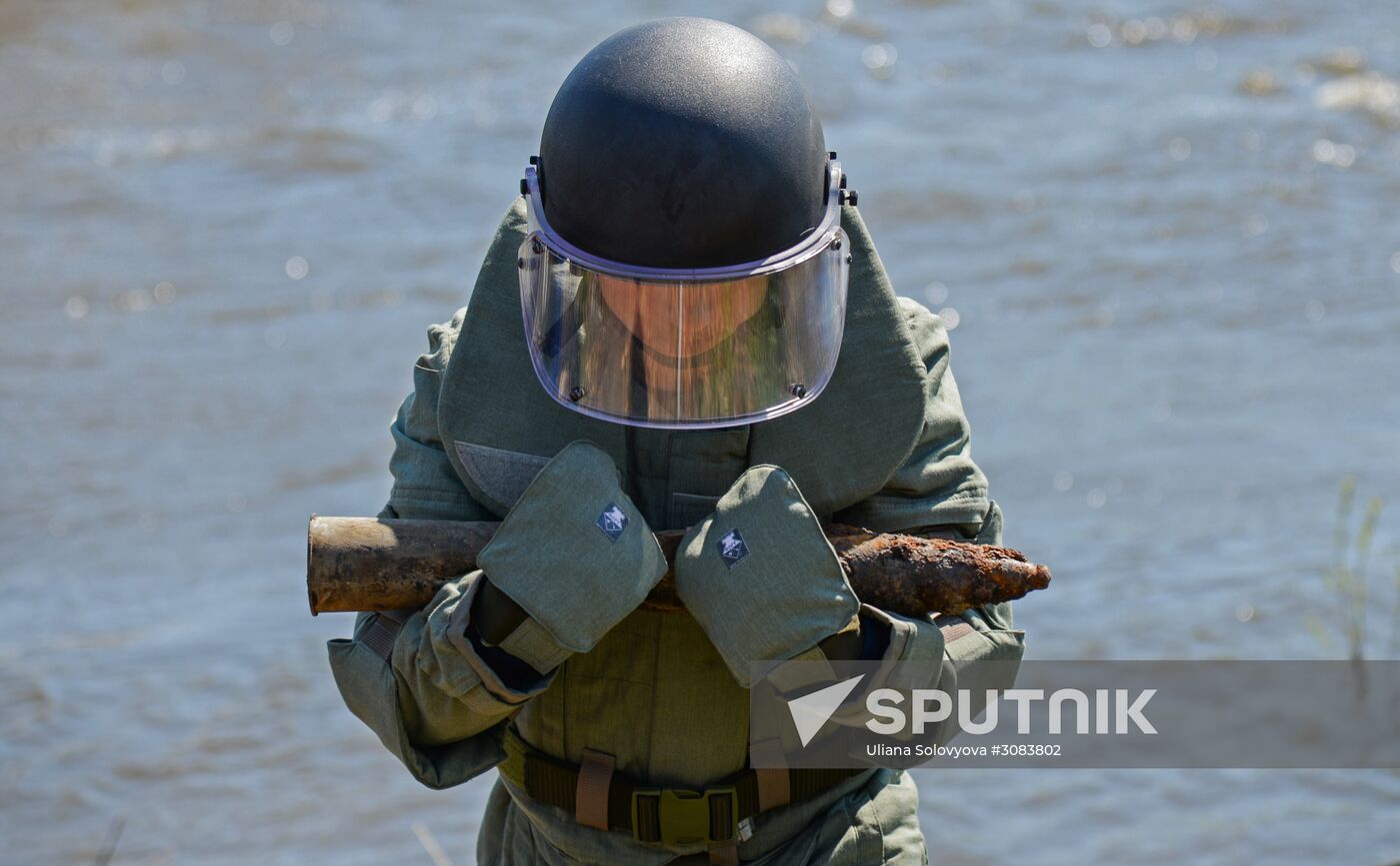 Western Military District engineers take WWII ammunition from the bottom of the River Don