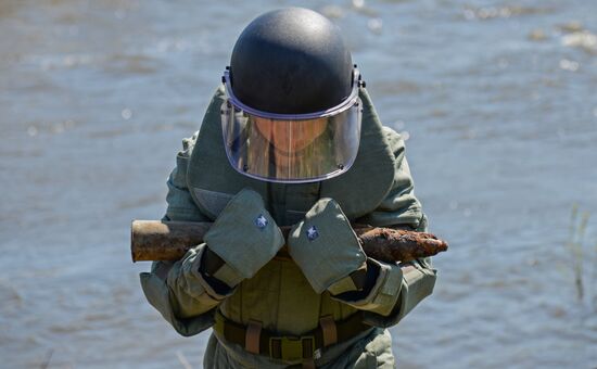 Western Military District engineers take WWII ammunition from the bottom of the River Don