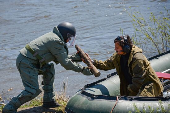 Western Military District engineers take WWII ammunition from the bottom of the River Don