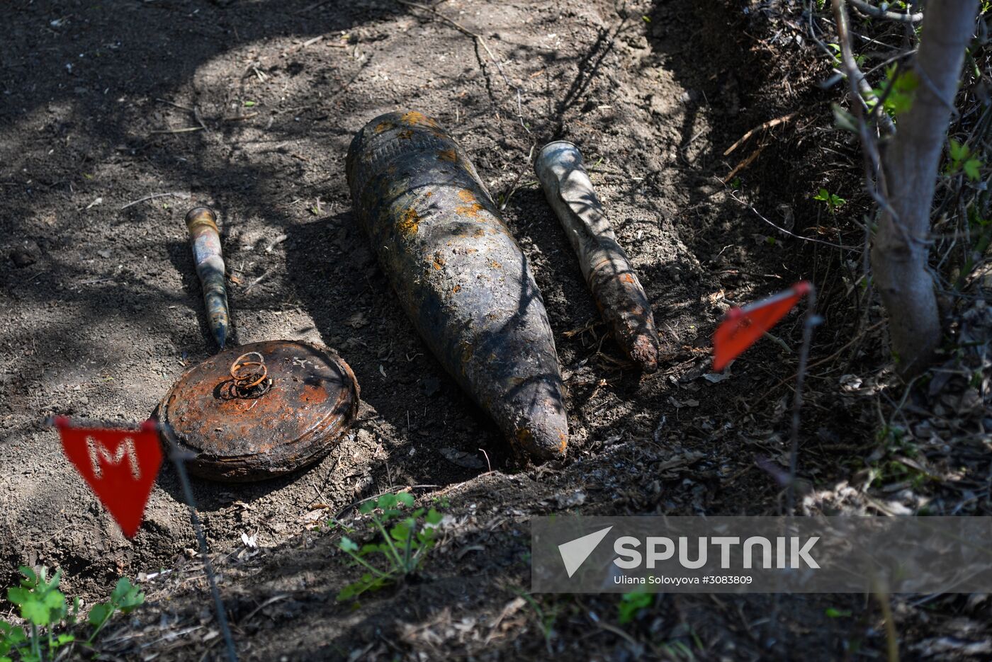 Western Military District engineers take WWII ammunition from the bottom of the River Don