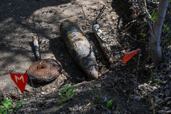 Western Military District engineers take WWII ammunition from the bottom of the River Don