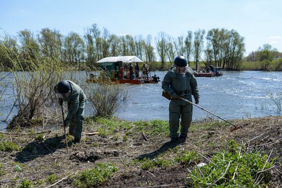Western Military District engineers take WWII ammunition from the bottom of the River Don