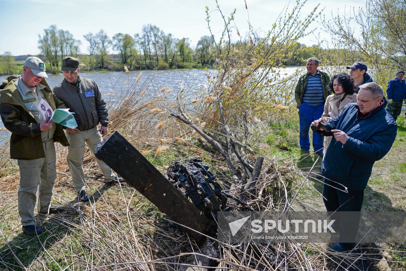 Western Military District engineers take WWII ammunition from the bottom of the River Don