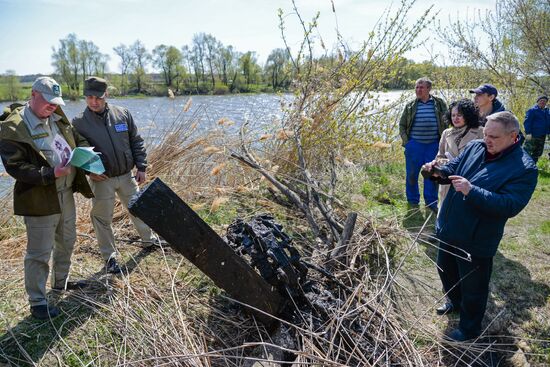 Western Military District engineers take WWII ammunition from the bottom of the River Don