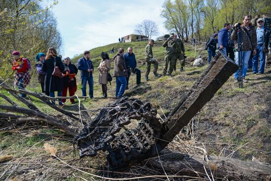 Western Military District engineers take WWII ammunition from the bottom of the River Don