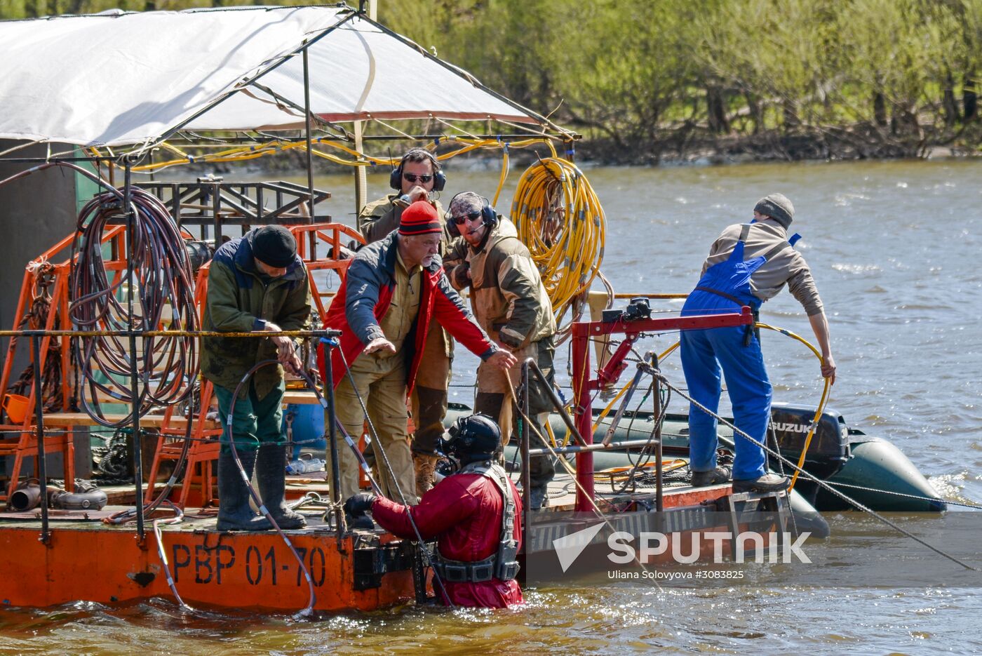 Western Military District engineers take WWII ammunition from the bottom of the River Don