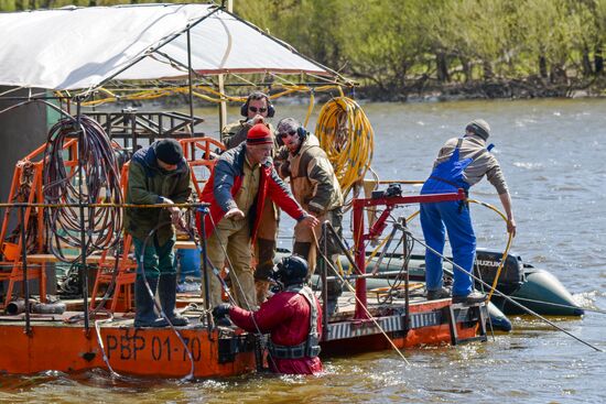 Western Military District engineers take WWII ammunition from the bottom of the River Don