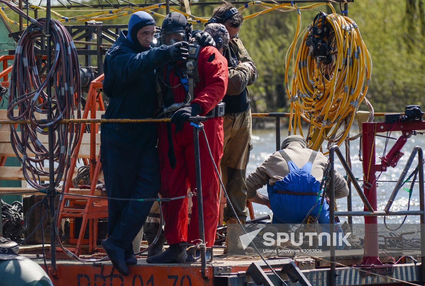 Western Military District engineers take WWII ammunition from the bottom of the River Don
