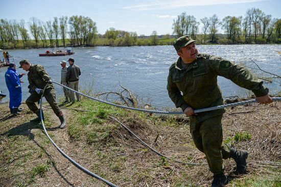 Western Military District engineers take WWII ammunition from the bottom of the River Don