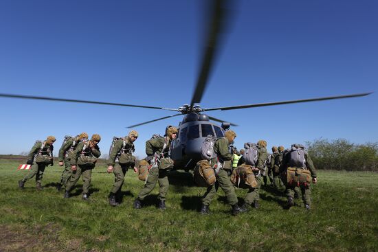 Drills on airborne landing from Terminator Mi-8AMTSh helicopters in Krasnodar territory