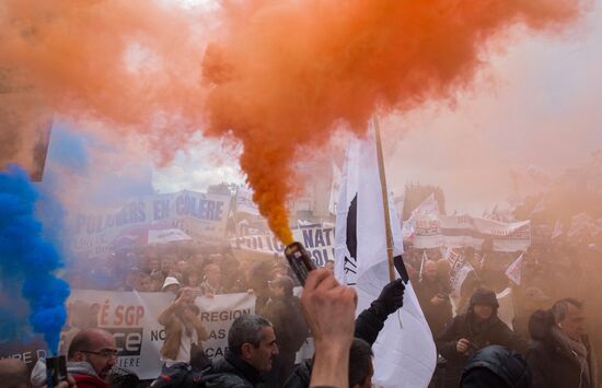 Police protests in Paris