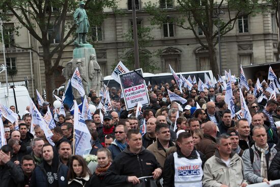 Police protests in Paris