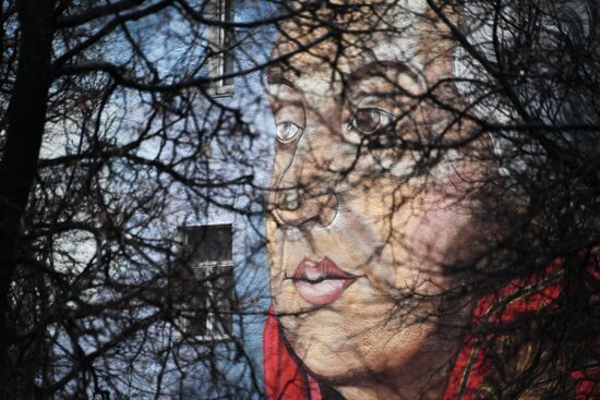 Graffiti on a Moscow building featuring Mikhail Kutuzov