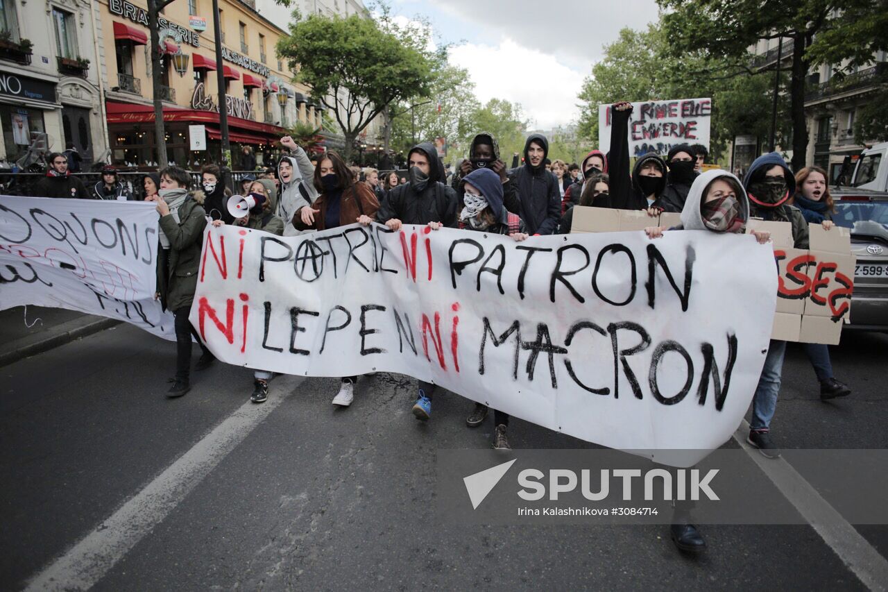 Students protest against candidates for presidency in Paris