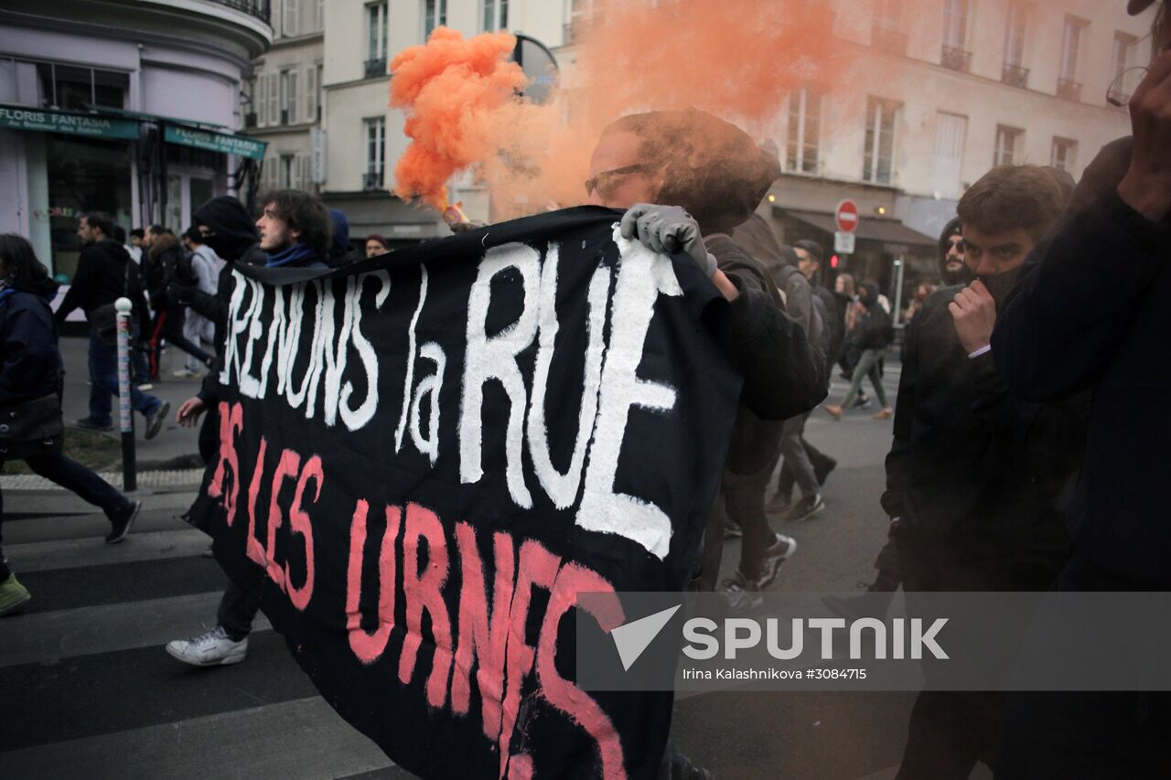 Students protest against candidates for presidency in Paris