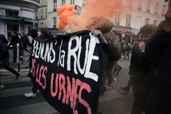Students protest against candidates for presidency in Paris