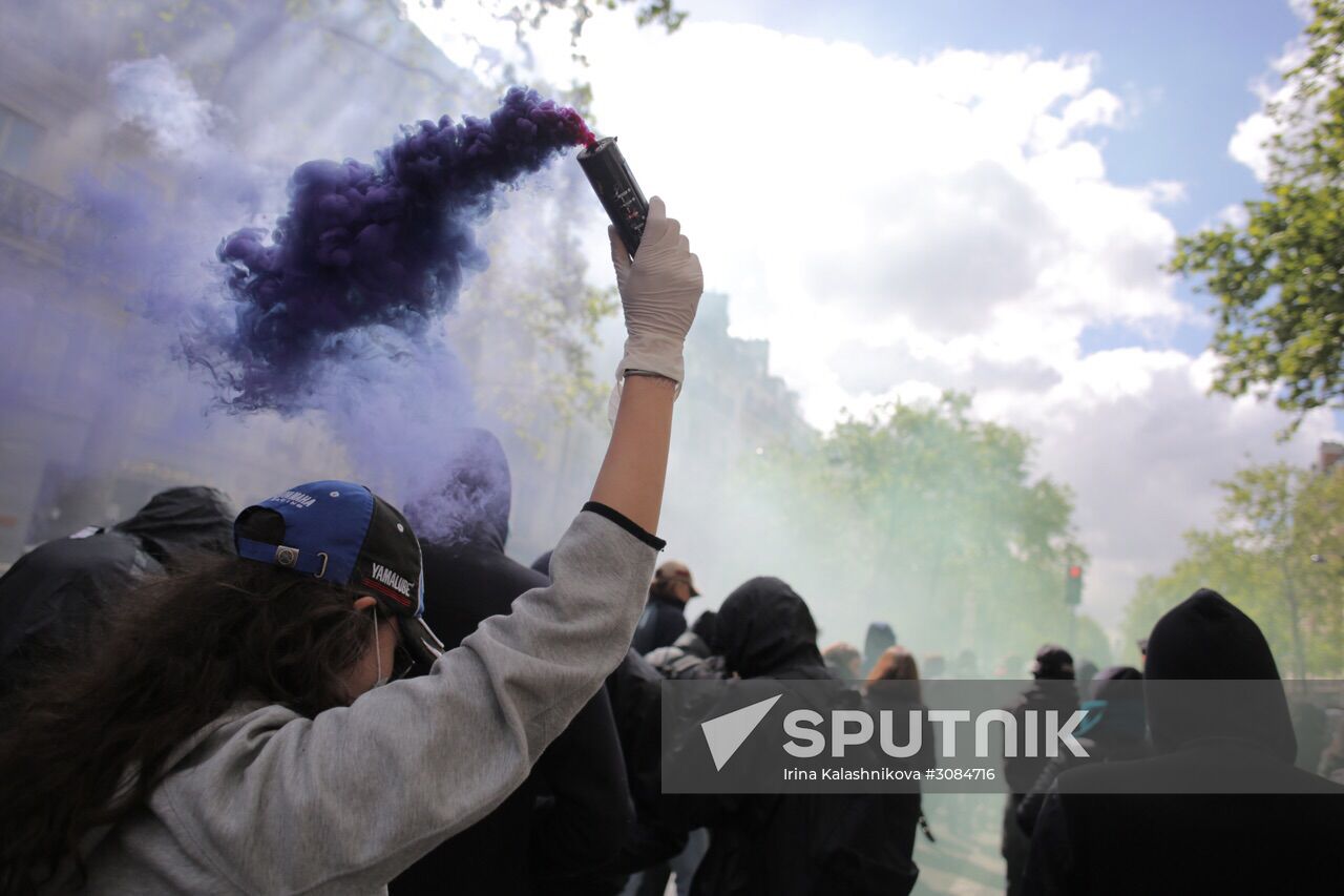 Students protest against candidates for presidency in Paris